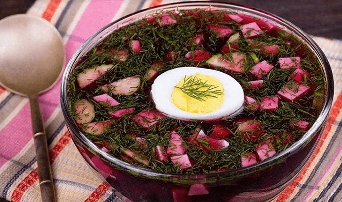 Холодный свекольник с яйцом и козьим сыром