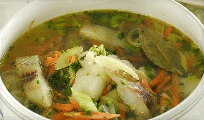 Рыбный суп с рисом и сельдереем