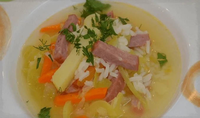 Суп с рисом и колбасой