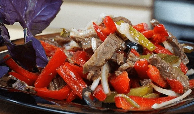 Салат с баклажанами, говядиной и солеными огурцами