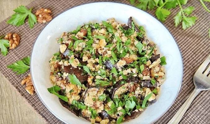 Салат с баклажанами и грецкими орехами
