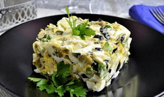 Салат с баклажанами и яйцами