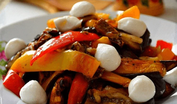 Салат с баклажанами и моцареллой