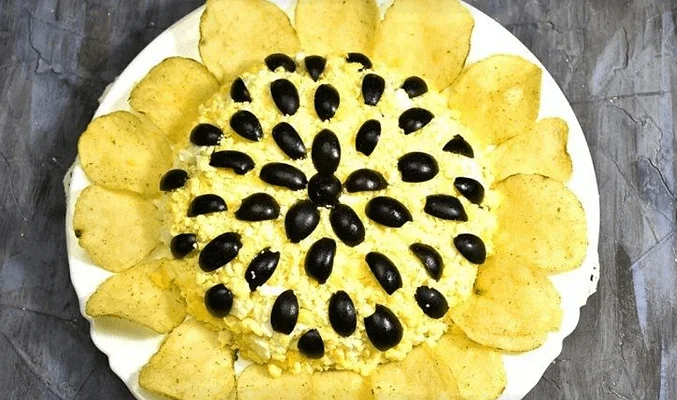Сырный салат с оливками и чипсами