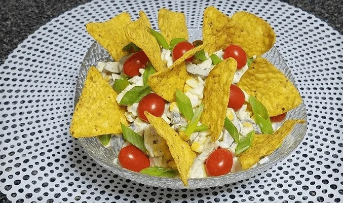 Салат с помидорами и сырными чипсами