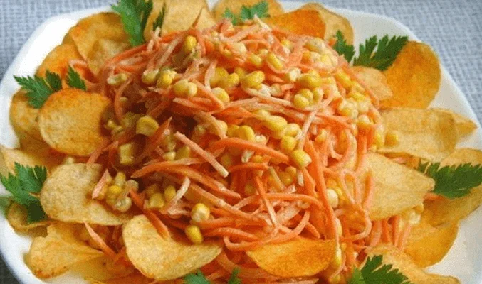 Салат с чипсами, морковью по-корейски и маринованными грибами