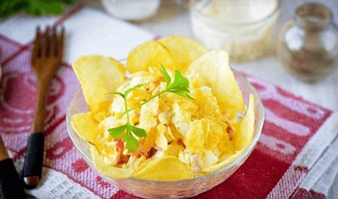 Салат с чипсами и кукурузой