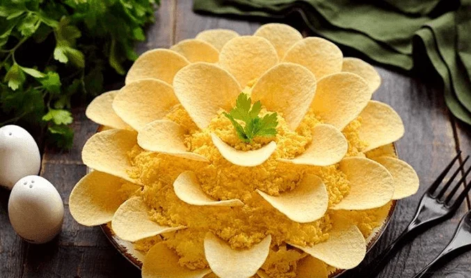 Салат с чипсами и кальмарами