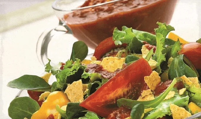 Овощной салат с кукурузными чипсами