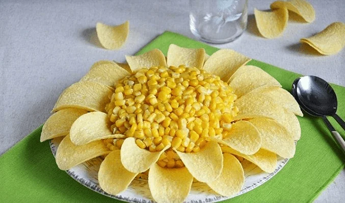 20 салатов с чипсами, которые разнообразят ваше меню