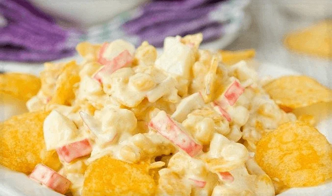 Салат с чипсами и крабовыми палочками