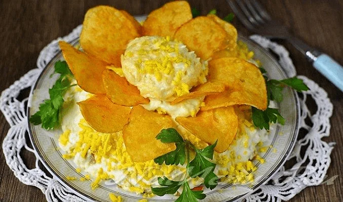 Салат с говядиной и чипсами