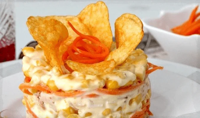 Салат с корейской морковкой и чипсами