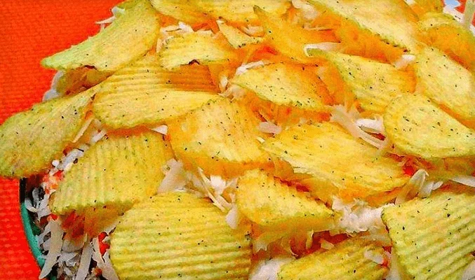 Салат с чипсами и шпротами