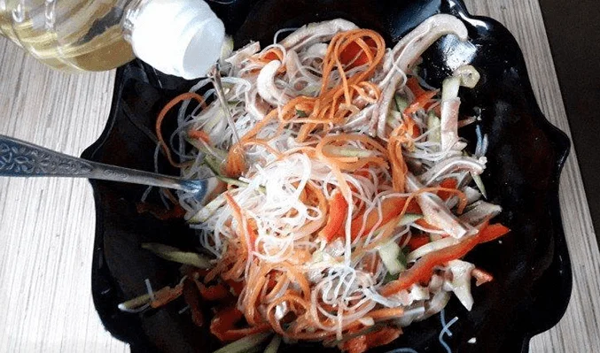 Салат с фунчозой и ветчиной
