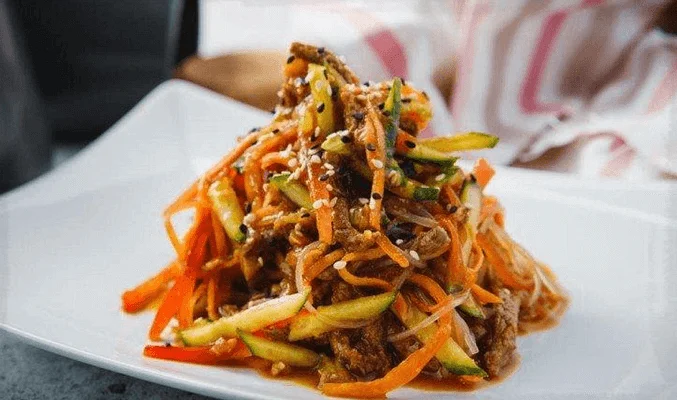 Салат с фунчозой и говядиной