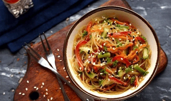 20 салатов с фунчозой, которые точно стоит приготовить