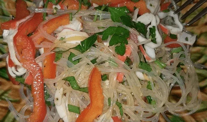 Салат с фунчозой и крабовыми палочками