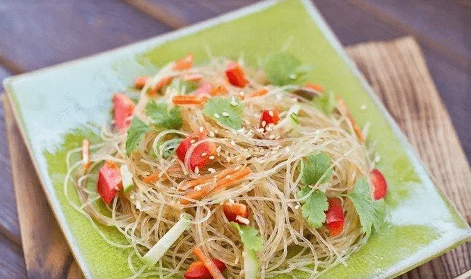 Салат с фунчозой и тунцом