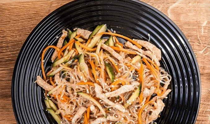Салат с фунчозой и яичными блинчиками