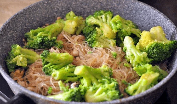 Салат с фунчозой, курицей и брокколи