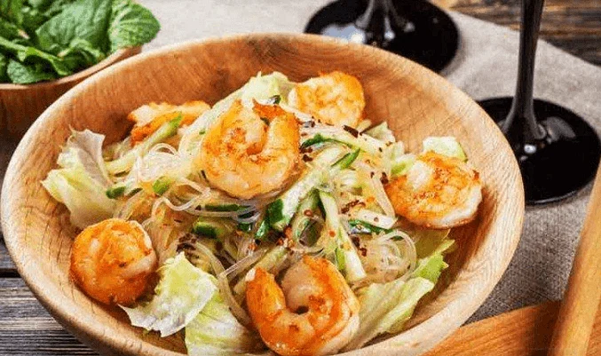 Салат с фунчозой и креветками