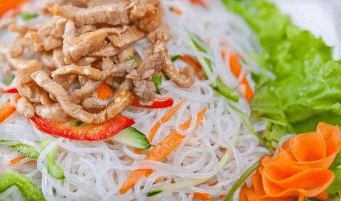 Салат с фунчозой и свининой