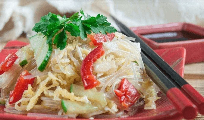 Салат с фунчозой, редькой и капустой