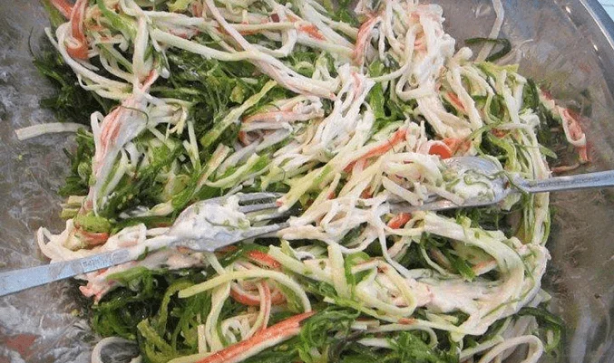 Салат с фунчозой и сыром