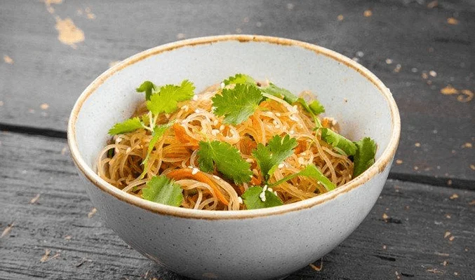 Салат с фунчозой и киноа