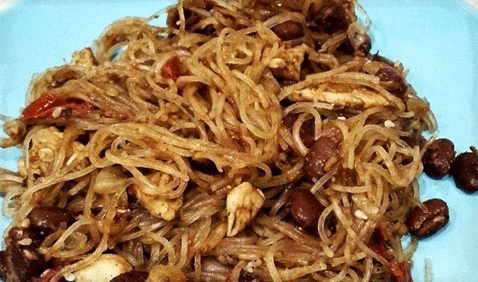Салат с фунчозой и фасолью