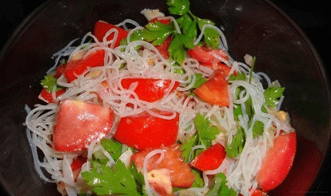 Салат с фунчозой, помидорами и свежими грибами