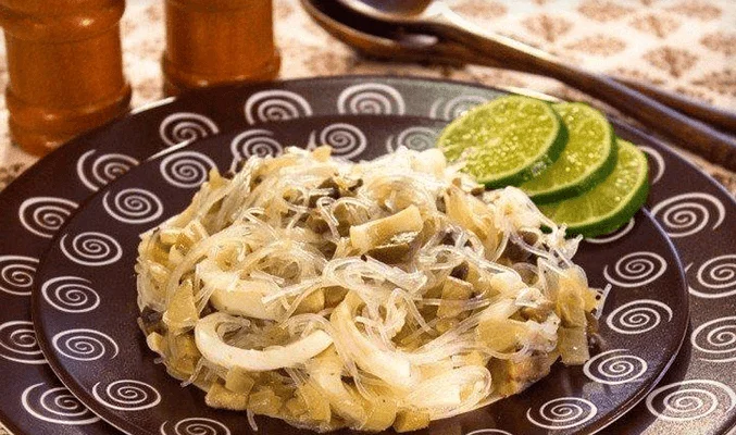 Салат с фунчозой и кальмарами