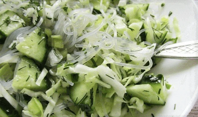 Зеленый салат с фунчозой