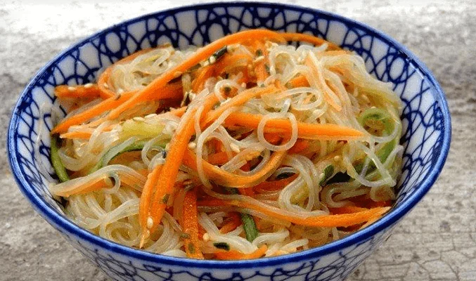 Салат с фунчозой и редиской