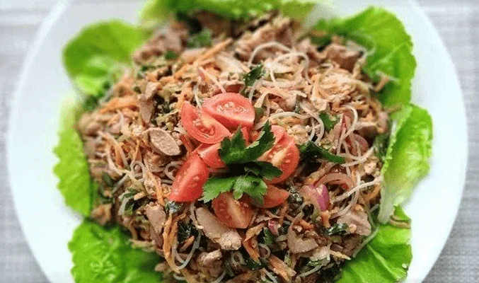 Теплый салат с фунчозой и куриной печенью