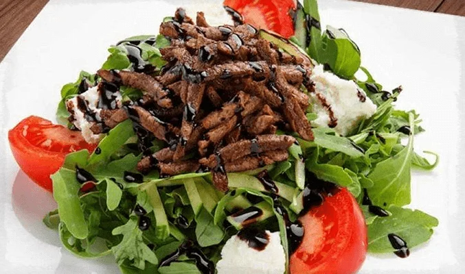 Теплый салат с рукколой и говядиной