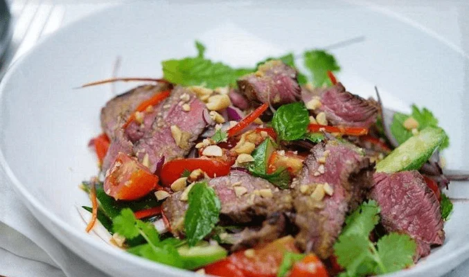 Салат с говядиной и овощами