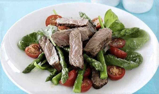 Салат с говядиной и спаржей