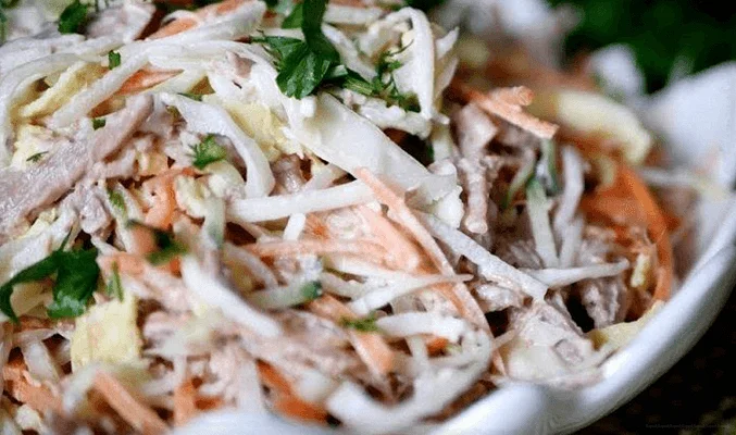 Салат из говядины, редьки и капусты