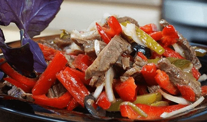 Салат с говядиной и солеными огурцами
