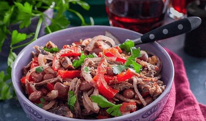 Салат с говядиной и красной фасолью