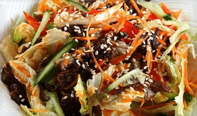 Салат с говядиной, овощами и кунжутом