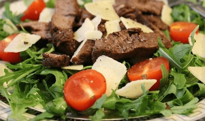 Салат с пармезаном и говядиной