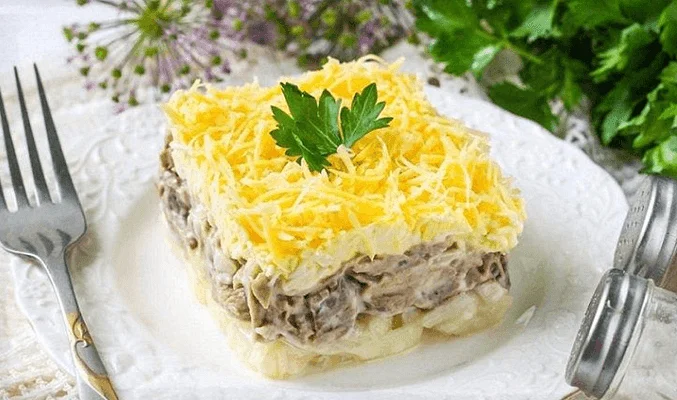 Слоеный салат из говядины и сыра