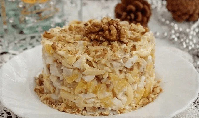 Салат с копченой курицей, грецкими орехами и ананасами