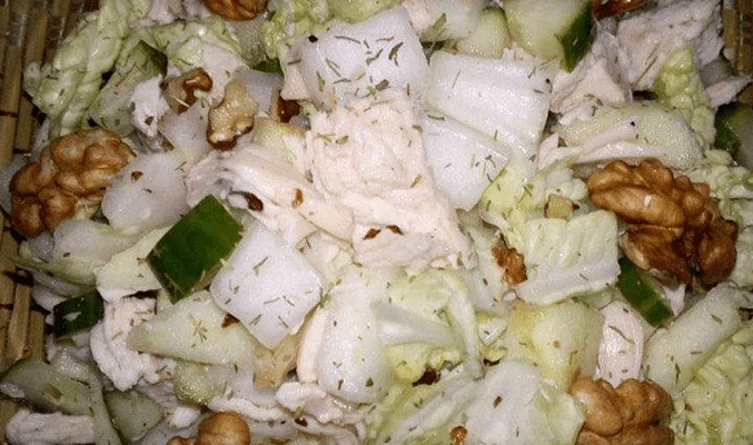 Салат с пекинской капустой и грецкими орехами