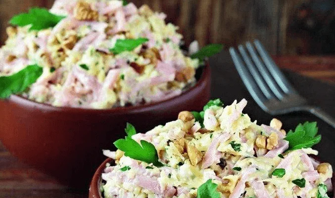Салат с грецкими орехами и ветчиной