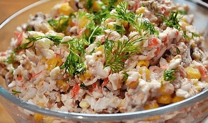 Салат с грецкими орехами и крабовыми палочками