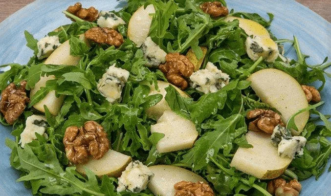 Салат с грецкими орехами, рукколой и грушей